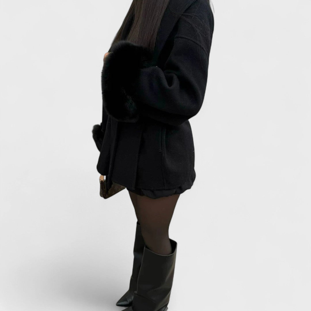 Cléor® | Cappotto Corto con Cintura e Dettagli in Pelliccia